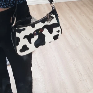 Super fin väska från delias:) - Super fin liten väska från delias.  Har använt den ungefär 5 gng. Men den är i jette bra skick💕