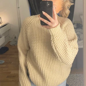 Stickad tröja  - Säljer en stickad tröja från lager 157! Träjan har en biege färg, Köptes för bara några månader sedan och knappt använd!😊