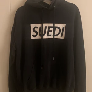 Erik Lundin Suedi merch hoodie - Tja! Säljer en Suedi-huvtröja i storlek small/medium. Säljer då den inte passar mig. Vid frågor är det bara att höra av sig :)