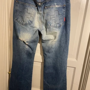 Jeans 32  - Feta jeans med snygga hål och en fet bleech. Pris: 200kr. Märke: Aplrausch