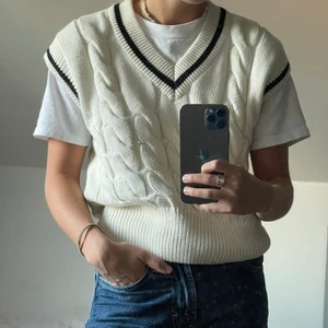 Stickad väst - Vit väst med svarta linjer från Gina Tricot