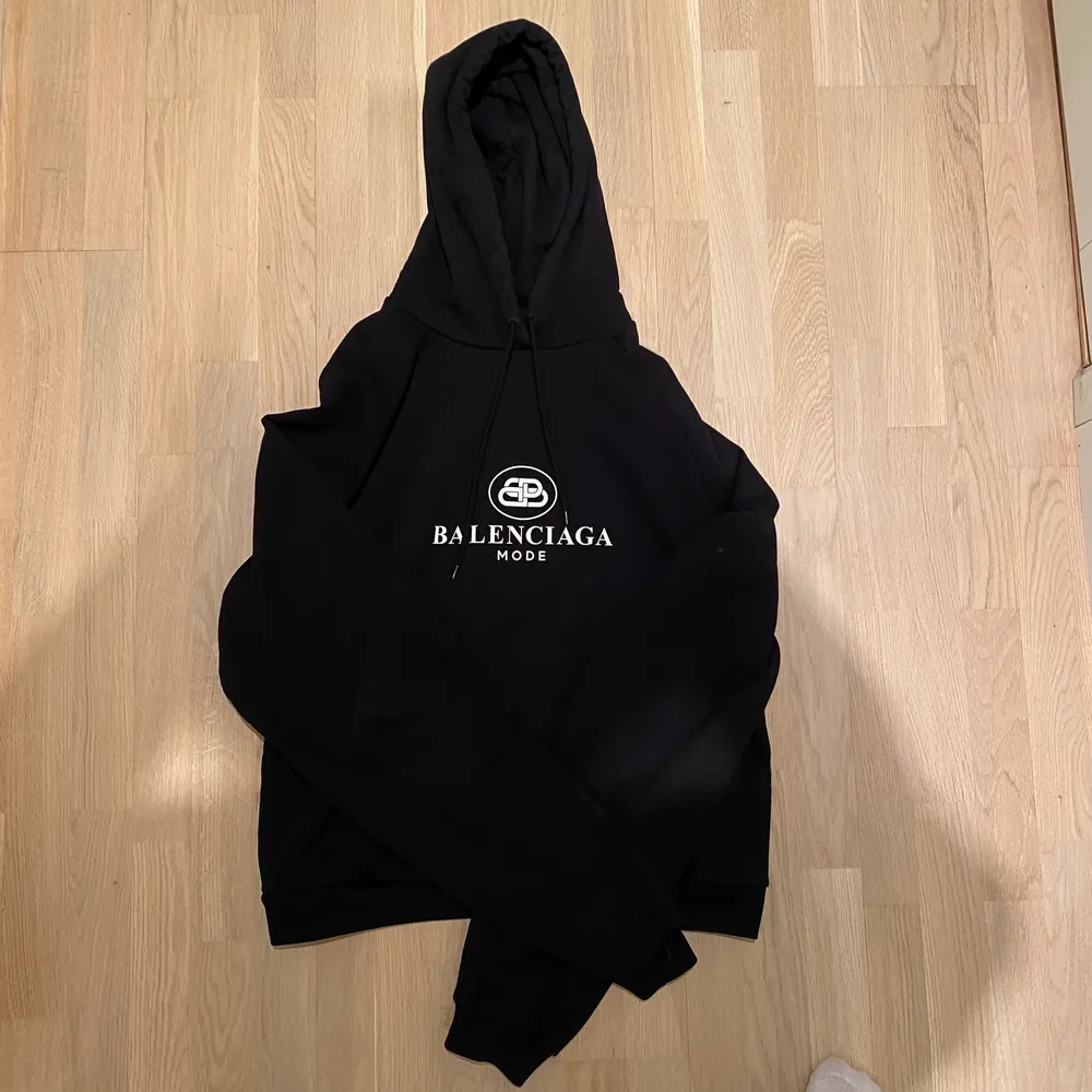 Balenciaga hoodie, nypris 7000kr mitt pris 3299kr storlek L och nyskick 10/10 . Tröjor & Koftor.