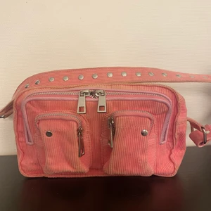 Nunoo väska  - Lite sliten i färgen uppe vid dragkedjan, nypris 1800kr 