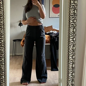 Zara kostymbyxor  - Rutiga kostymbyxor från zara, aldrig använda. Storlek S men som S/M skulle jag säga. Jag är 164. 