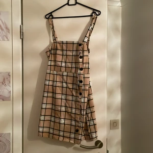 Clueless hm klänning  - Clueless-vibes klänning, är superfin att ha ovanför en vit långärmad tröja🥰 katt finns i hemmet😽