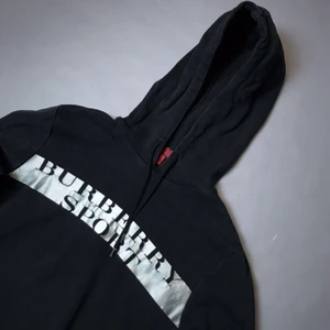 Burberry Sport Hoodie  - Burberry sport hoodie köpt på humana. Har bara använt några få gånger och är i bra skick. BILD 1 & 4 LÅNADE BILDER. buda i privata medelanden!