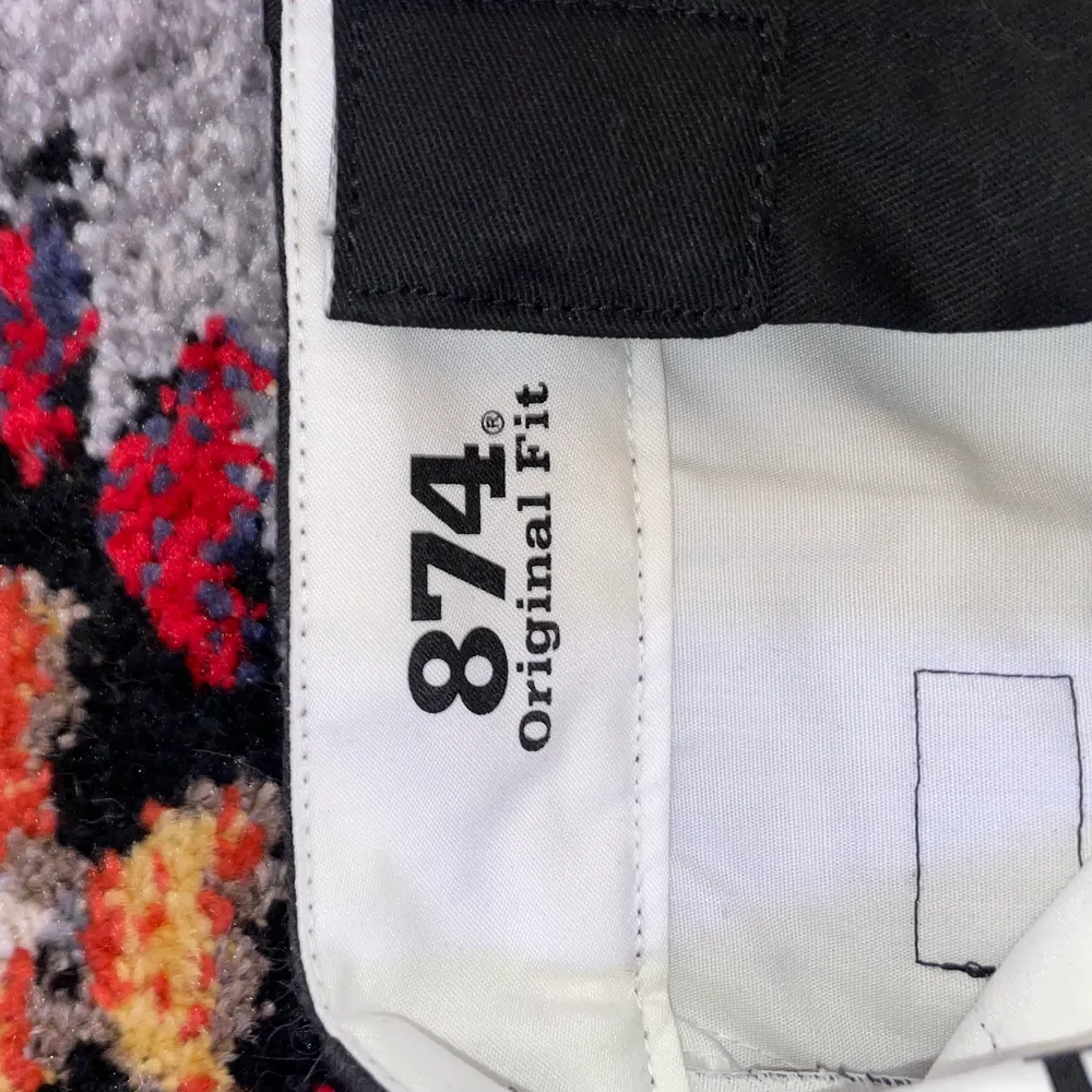 Säljer dessa helt nya dickies 874 byxorna då dom är för små för mig. Rejält tyg och bra kvalitet. Hör av dig vid frågor eller funderingar🥰 köparen står för frakt (66kr) 📦 . Jeans & Byxor.