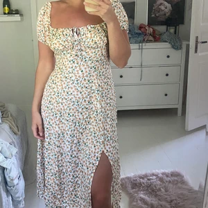Sommarklänning - Den populära blomklänningen från shein, storlek M. 100kr 🤍