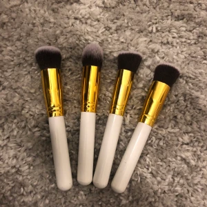 Sminkborstar - Helt oanvända sminkborstar, säljer då jag fick dom i present och redan har för många💓