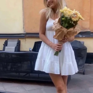 Populär klänning från Zara - Säljer denna klänningen från Zara då den tyvärr var för stor för mig🤍 Aldrig använd med lapparna kvar!