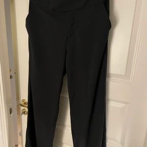 Kostymbyxor ifrån Lindex - Säljer dessa kostymbyxor ifrån Lindex i strl 38, sitter väldigt snyggt och är lite mid waist. Säljer för 180kr. Pris kan alltid diskuteras och hör er om ni har nån fråga!