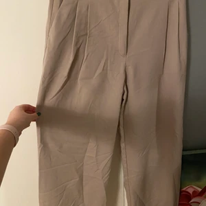 Byxor MONKI - Beiga kostymbyxor i storlek 44! De är aldrig använda eftersom de alltid varit lite för små för mig… köpare står för frakt 🤗