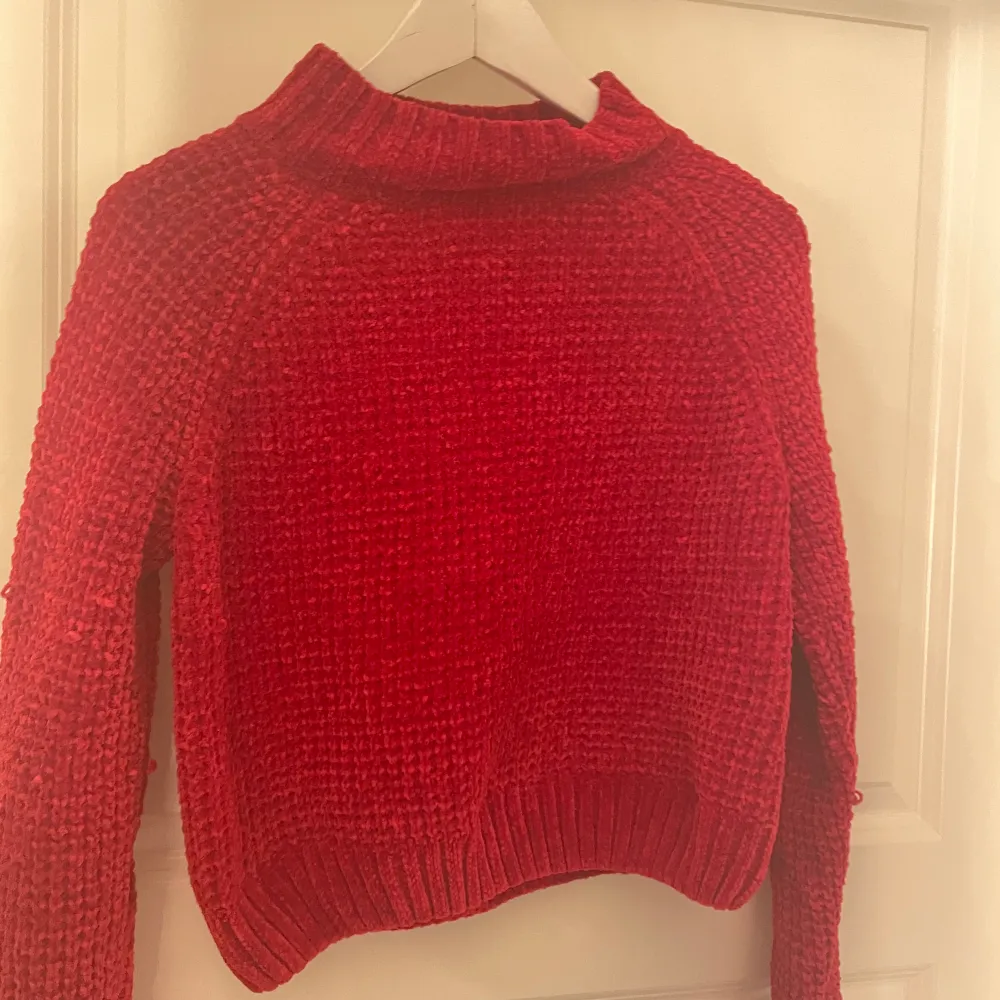 Säljer denna röda stickade tröja ifrån H&M i strl M. Några noppriga skador, köpt för 250kr o säljs för 100kr, pris kan självklart diskuteras. Tröjor & Koftor.
