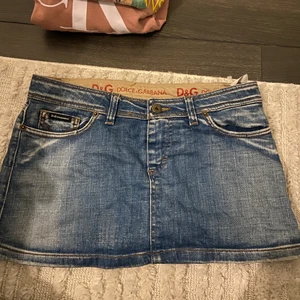 Dolce & Gabbana kjol  - Fin kjol från Dolce & Gabbana i storlek 25. Fint skick och endast använd fåtal gånger. Säljes då den tyvärr inte passar mig längre och säljes billigt då jag tyvärr inte sparar kvitton.