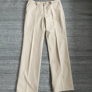 Vintage chinos  - Ett par vintage chinos i riktigt bra skick! Size 33/32 ish och har en riktigt snygg fit! Benöppningen 22,5 cm 