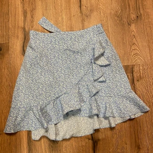 Kjol stl S - Kjol stl S, inte genomskinlig och den går att justera💞aldrig använt, endast testad😋