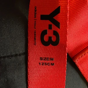 Y-3 Skärp - Storlek M (125cm). Färgsläpp på metalldelarna. Ordinarie pris ca 800kr