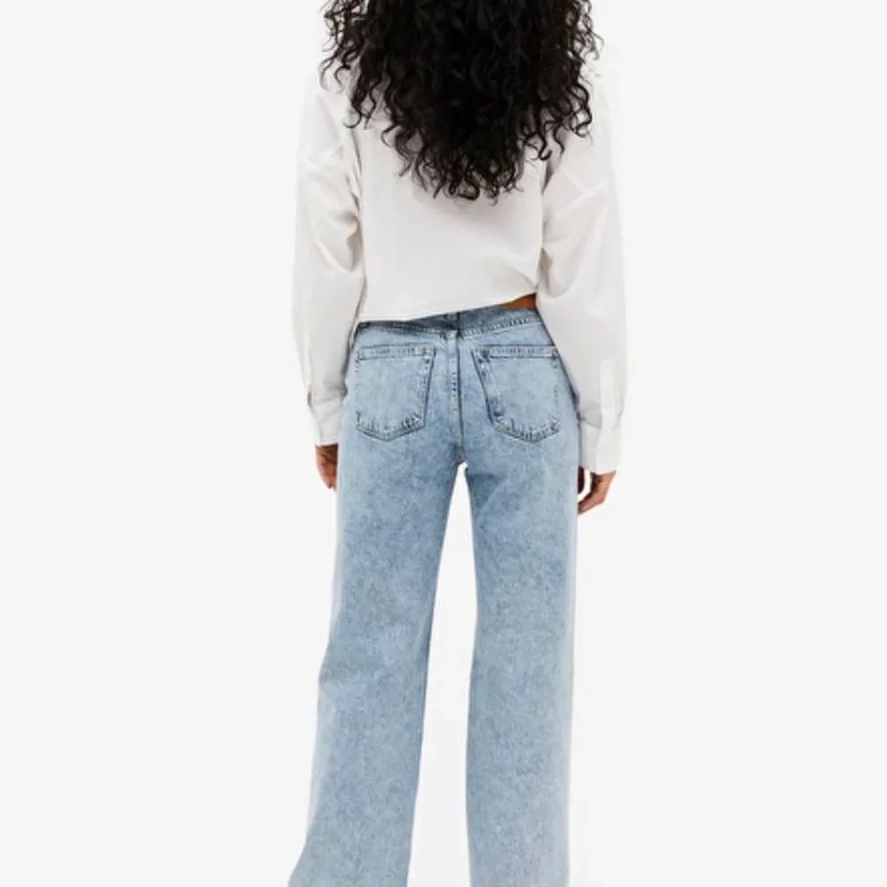Ett par jeans från monki i modellen Yoko som inte kommer till användning längre, bra skick. . Jeans & Byxor.