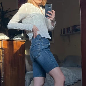 lee jeansshorts långa - Köpte från Sellpy men de var för små! Fint, felfritt skick.