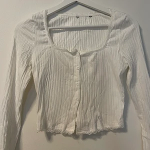 Vit topp - Vit topp med knappar och spets i kanterna🤍
