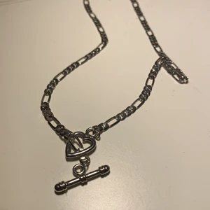Halsband - Fint silvrigt halsband har aldrig kommit till användning. Skriv om du har någon fråga :)