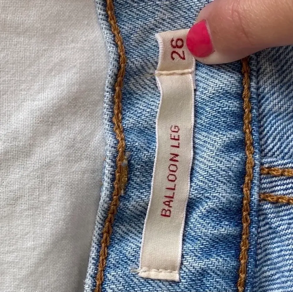 Såå fina ljusblå jeans från Levi’s i ”Ballon leg” modellen 💙 så himla sköna och knappt använda, aldrig tvättade! Köpta för 1,099:-. Jeans & Byxor.