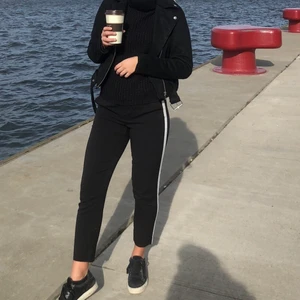 Svarta byxor - Säljer mina svarta kostymbyxor med en vit rand på sidan. Så snygga. Storlek XS - men sitter som en small. Säljer för 150kr.