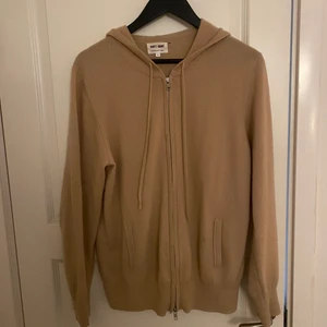 Soft goat 100% cashmere strl L - Storlek L, skick 7/10 riktigt snygg och passar till allt! Nypris 2200kr handlad på soft goat humlegårdsgatan 14 i Stockholm.