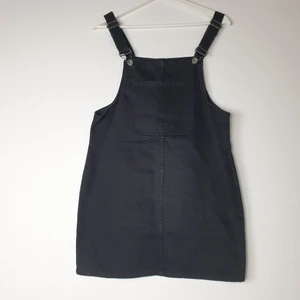 Hängsleklänning i jeans - Gott skick. Hängsleklänning i jeans, svart