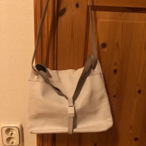 Vit läderväska - Felfri vit läderväska! Jämför med min hand på sista bilden men kan mäta exakt vid behov:) ascool och något som jag köpte då jag aldrig sett liknande☺️