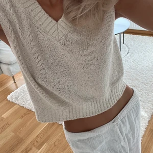 Stickad väst från weekday  - Säljer denna stickade väst med alla lappar kvar i storlek S!