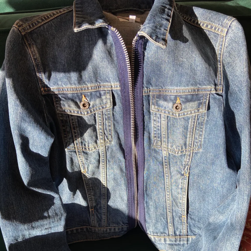 Suuupercool jeansjacka från Gant i en mörk wash. “Chunky” dragkedja och två fickor på framsidan. I princip oanvänd och därav i toppskick. Är i storlek S men passar även XS. Nypris 2000kr.. Jackor.