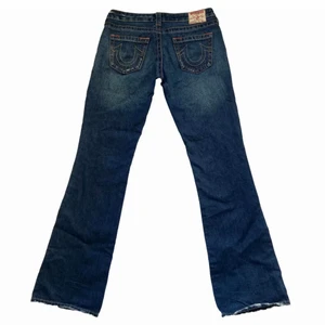 true religion -  skitfina lågmidjade true religion jeans som jag behöver sälja för dom är alldeles för långa på mig🥲  midjemått: 80cm. innerbenslängd: 85 cm. dom är bootcut/straight fit. skicket är superbra, köpta här på plick