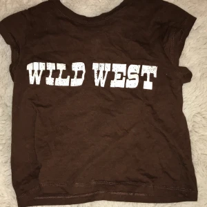 Snygg T-shirt Från H&M - Säljer nu min bruna t-shirt från H&M i storlek XS💞 Köpte för ca 99kr ny och säljer nu för 70! Endast provad och ”slitningarna” i trycket är endast för syns skull (alltså inget som tillkommit efteråt) Passar mig som har XS. Finns i Östersund 🤍   