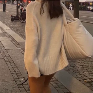 Hm stickad tröja - Sjukt fin stickad tröja, så skön o snygg nu till våren! Strl M/L passar mig perfekt lagom oversize som är S! Bilderna är från förra säljaren men jag har bara använt den enstaka gång❤️ älskar den men är i behov av pengar!