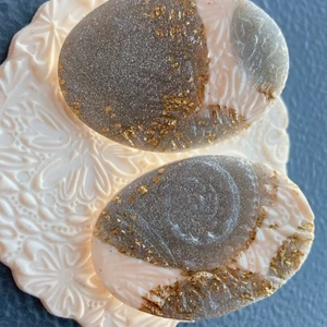 Handgjorda örhängen  - Handgjorda örhängen av lera. Fri frakt. Samfraktar. Kontakta för flera bilder eventuellt video. Storlek ca 4 cm Står ej för postens slarv 