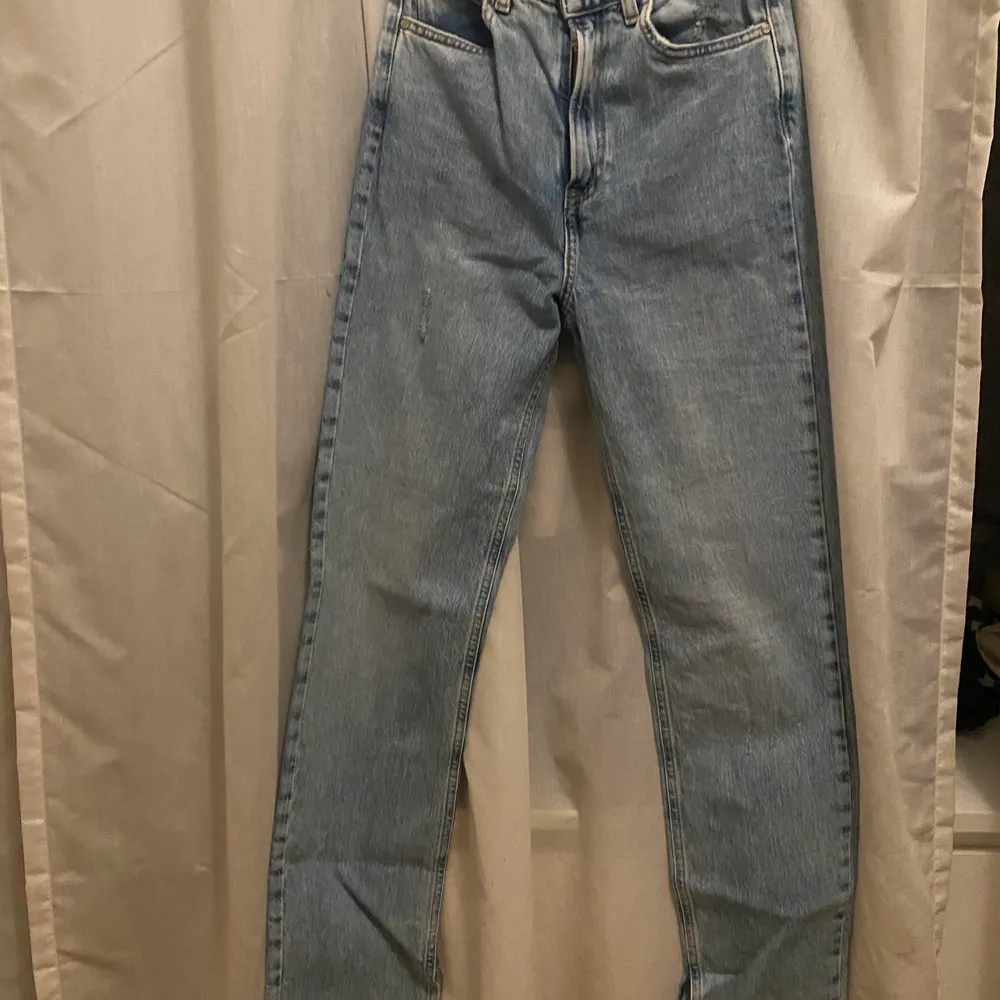 Jeans med slits storlek 34. Jeans & Byxor.