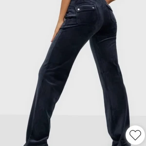Söker mörkblå Juicy byxor i storlek xxs - Dom ska vara i hyfsat bra skick🥰Pris: runt 500-800kr