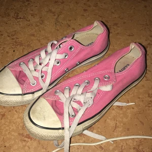 Rosa converse ALL STAR  - Rosa converse all star skor. Behöver tvättas men annars som nya. Står strl 37 men jag har normalt 38 och dom passar mig perfekt. Köpare väljer och betalar för frakt.