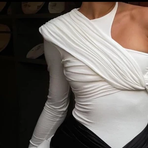 Vit bodysuit med detaljer  - Enarmad bodysuit med detaljer i storlek XS. Nyskick