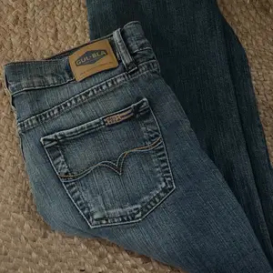 Vintage jeans från GUL&BLÅ ett känt märke på 80talet😍😍lågmidjade, skickar fler bilder vid visat intresse, frakt ingår inte, kan mötas upp❤️‍🔥