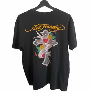 Ed hardy T-shirt  - Fin Ed hardy t-shirt i bra kvalitet med rhinestones, inga tänker på användning! Säg ett pris så kan vi diskutera 💫 är en xxl men sitter perfekt oversized inte för stor alls