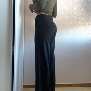 Kostymbyxor  - Säljer mina svarta kostymbyxor i storlek 36. Passar mig i längden som är 173 cm lång och sitter jättefint! Storlek 36 och true to size💫 Använda endast 1 gång! Kan mötas i Stockholm, annars gäller leverans där köparen står för kostnaden💖 