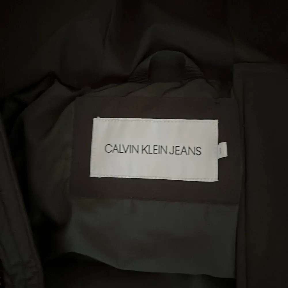 En svart Calvin Klein jacka ordinariepris 3000. Säljs för 1000 knappt använd skick 9,5/10. Storlek xs men passar även s. . Jackor.