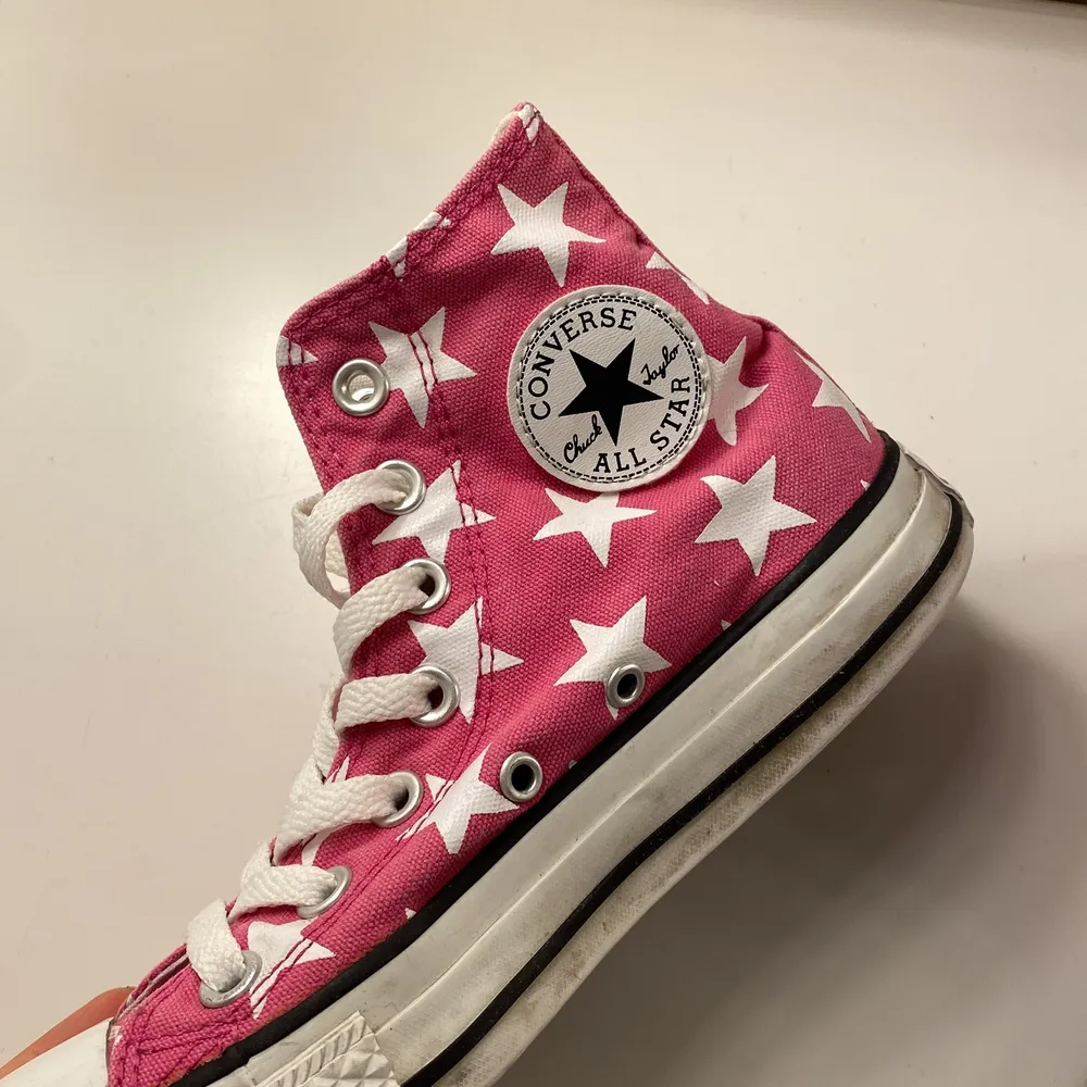 JÄTTESÖTA converse all star med stjärnor på. fett bitter över att dom inte passar mig, hade blivit sommarfavoriten ⭐️ 💖 🧚‍♀️ annat än sulans färg är dom helt som nya! står ingen storlek i dom, måtten ser ni på bild 2, 24CM motsvarar storlek 36. Skor.