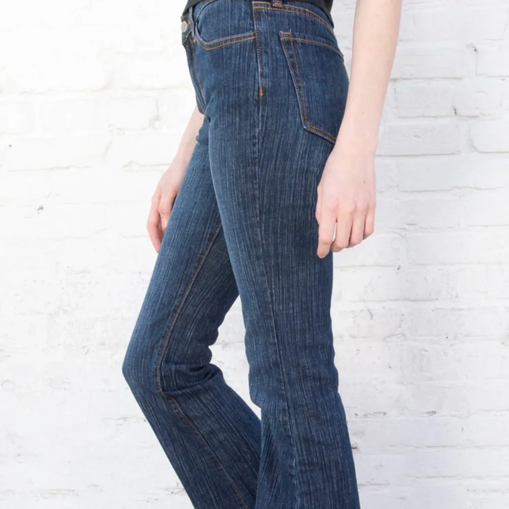 Melody 90’s jeans från Brandy Melville. Aldrig använda och lapparna sitter kvar. Original pris är 40€ (420kr). Midjemåttet är 74cm och innerbenslängden är 81cm. Byxorna är mörkblå. Köparen står för frakten ☺️. Jeans & Byxor.