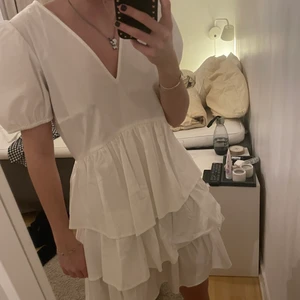 Klänning - En jättefin klänning från zara med volanger nedtill, köpt för 399kr från zara alltså🤪🤪