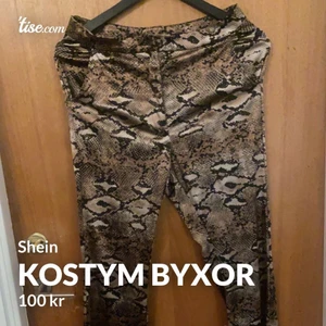 Kostym byxor från shein aldrig använda - Ger en fin form på kroppen och har skönt material, dom är bootcut men fick ej plats i bilden. Passar mig bra som 1.70 cm 
