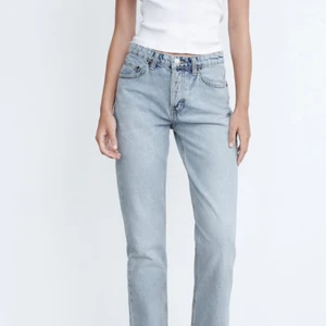 STRAIGHT-LEG MID-RISE-JEANS - Säljer mina eftertraktade Mid-rise zara byxor på grund av att de tyvärr är lite för stora! Köpte de för runt 359 kr men säljer för 200.