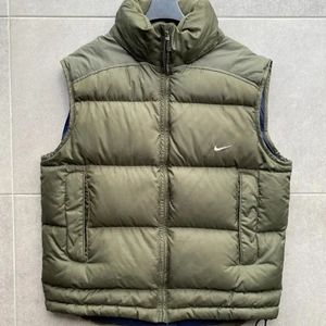 Nike puffar väst  - Jag säljer min Nike vintage puffer väst i färgen militär grön då den inte längre kommer till användning. Har använt den fåtal gånger och den är i mycket god skick. Västen är i M men skulle själv säga att den passar alla från S-L. Om ni har mer frågor är de bara att kontakta mig☺️🙌🏻